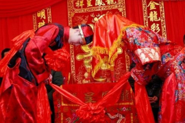 十月,是收获的季节,满眼金黄与火红交织的画卷。在这五彩斑斓的秋日里,喜事即将临门,我们将在这样一个充满浪漫气息的季节里迎来一场重要的仪式——十月订婚吉日。下面,就让我们用形象化的语言,描绘这一幸福时刻的每一个细节。